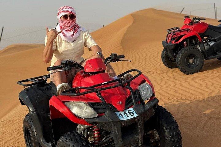 夕暮れの砂漠サファリドバイBBQ、ラクダ乗り、ATV（オプション）