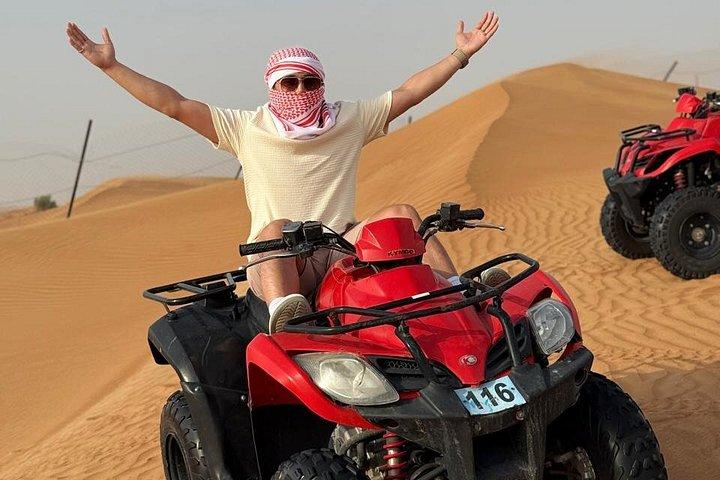 夕暮れの砂漠サファリドバイBBQ、ラクダ乗り、ATV（オプション）