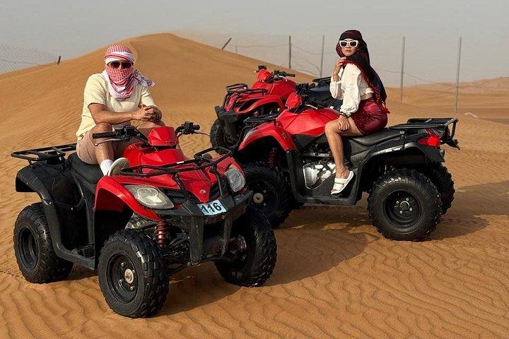 夕暮れの砂漠サファリドバイBBQ、ラクダ乗り、ATV（オプション）