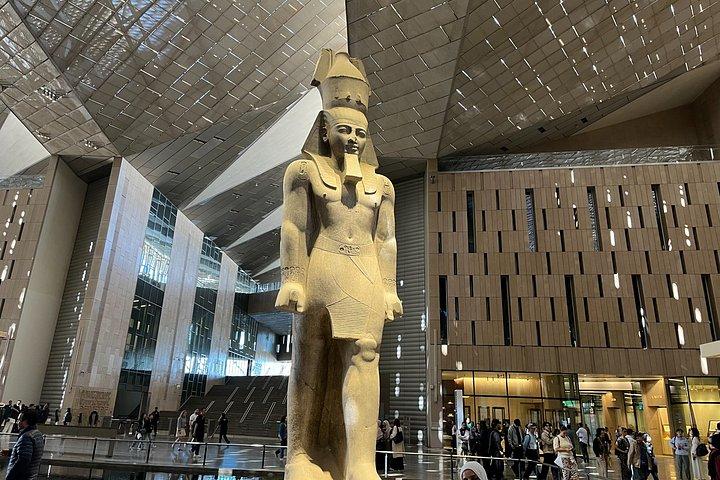 フルガダからカイロ：ギザのピラミッドと大エジプト博物館（GEM）