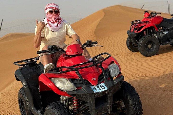 クワッドバイクとバギーライド（オプション）付きイブニングデザートサファリ