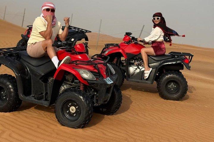 クワッドバイクとバギーライド（オプション）付きイブニングデザートサファリ