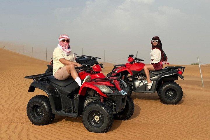 クワッドバイクとバギーライド（オプション）付きイブニングデザートサファリ