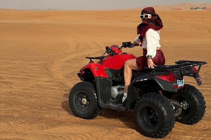クワッドバイクとバギーライド（オプション）付きイブニングデザートサファリ