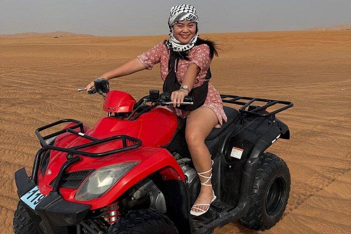 クワッドバイクとバギーライド（オプション）付きイブニングデザートサファリ