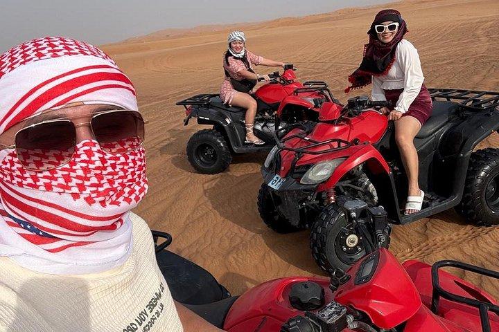 クワッドバイクとバギーライド（オプション）付きイブニングデザートサファリ