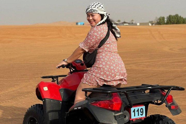 クワッドバイクとバギーライド（オプション）付きイブニングデザートサファリ