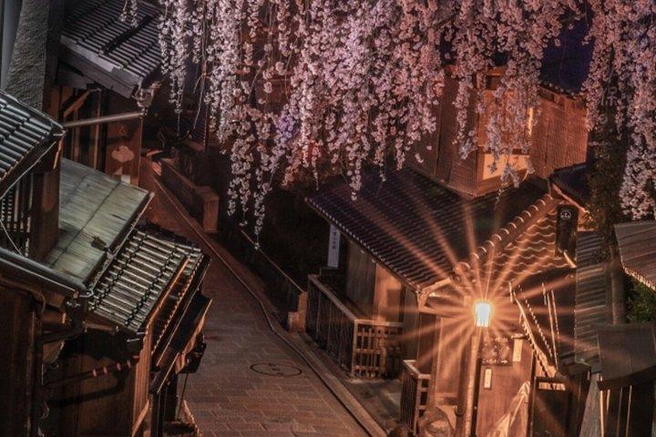 京都：祇園芸者地区サンセットツアー（スペイン語・スペイン語）