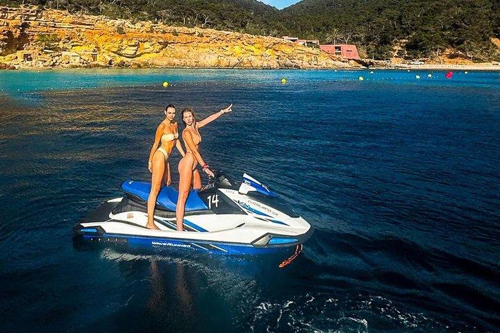 Activité guidée sur un jet ski à Cala Salada Ibiza