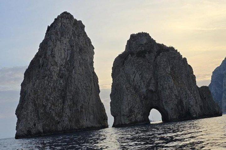 Capri Boat Tour : Small Group Luxury con Pizza e Birra