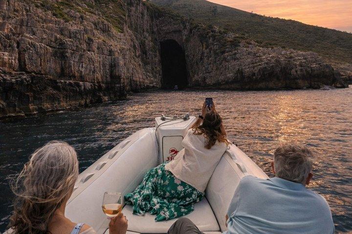 Tour en lancha rápida por la cueva de Haxhi Ali con vino