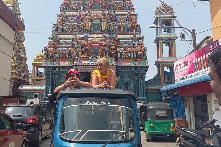 コロンボ・トゥクトゥクサファリ地元の人のように街を探索