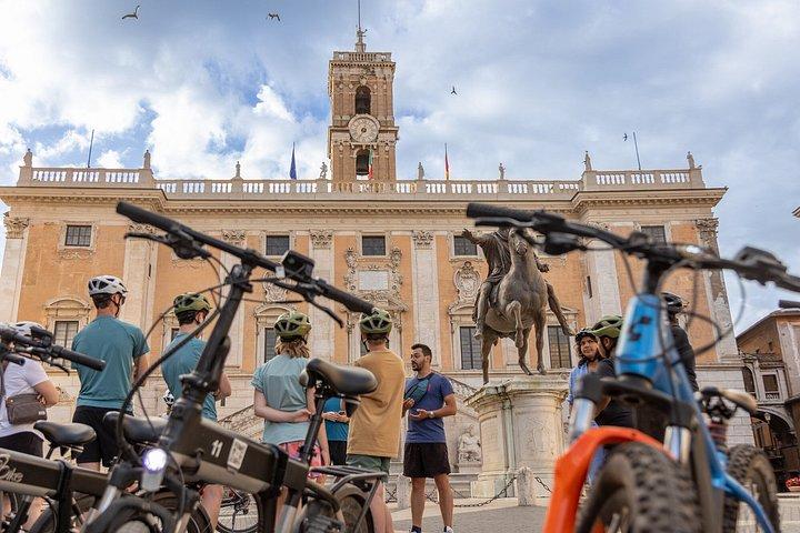 ローマの日の出 : イタリア語朝食付き小グループEバイクツアー