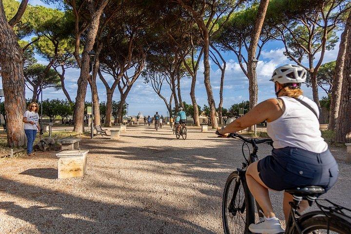 ローマの日の出 : イタリア語朝食付き小グループEバイクツアー