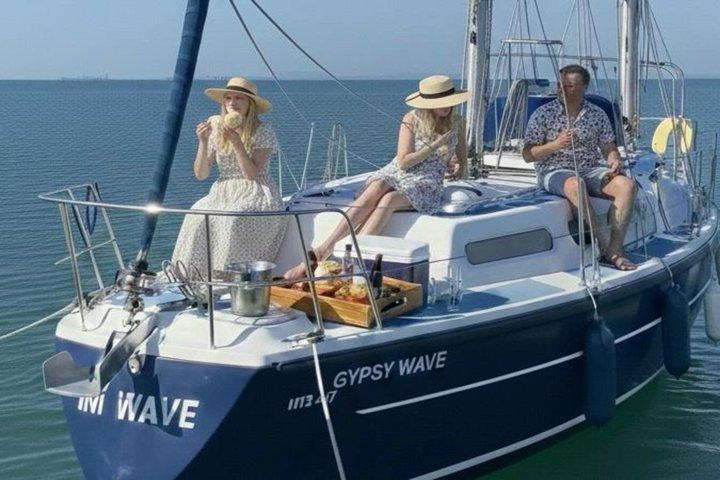 Lisboa Sunset Private Sailing com Open Bar & Pizza