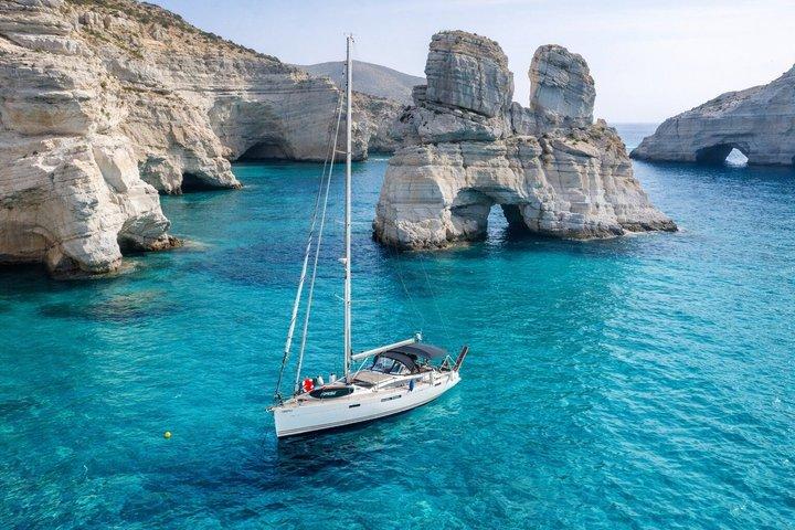 Crucero de lujo en velero por Milos a la bahía de Kleftiko con comidas y bebidas