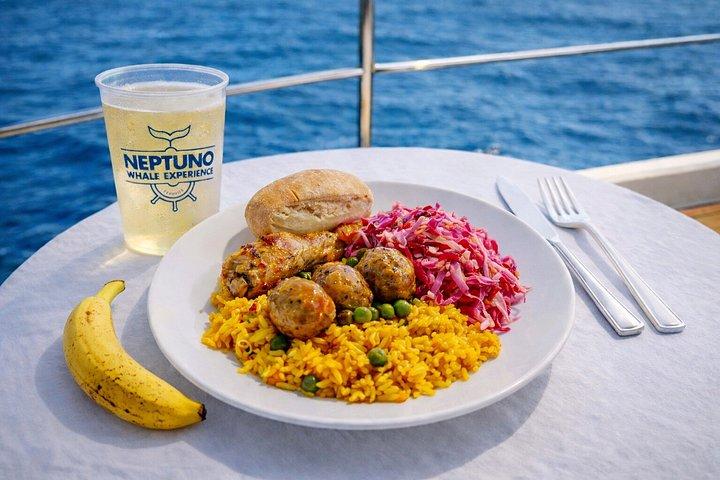 テネリフェ島でクジラを観察：泳ぎとランチ付きのヨットツアー