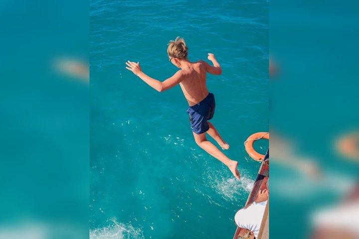 テネリフェ島でクジラを観察：泳ぎとランチ付きのヨットツアー