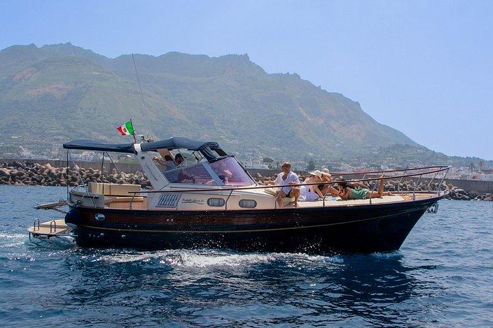 Gozzo Fratelli Aprea 32 でのイスキア島へのプライベート ツアー