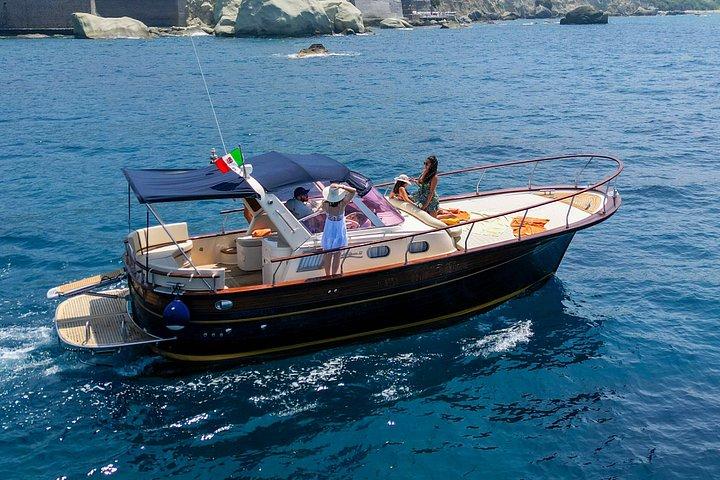 Gozzo Fratelli Aprea 32 でのイスキア島へのプライベート ツアー