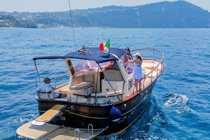 Gozzo Fratelli Aprea 32 でのイスキア島へのプライベート ツアー