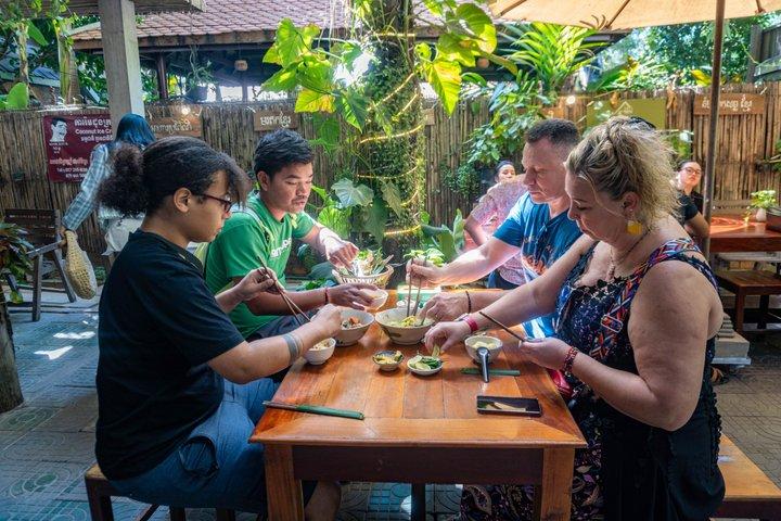 Tour gastronomico mattutino di Siem Reap con passeggiata al mercato e street art