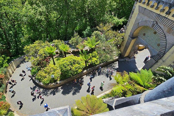シントラ＆カスカイス日帰りツアー（ペナ宮殿ツアーとガーデンズウォーク付き）