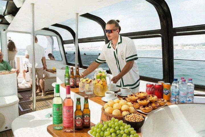 Lisbon：ライブDJとオープンバーによるプライベートボートレンタル