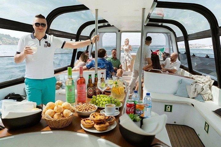 Lisbon：ライブDJとオープンバーによるプライベートボートレンタル