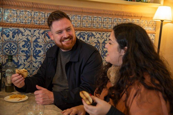 Tour de comida de Sevilha: Tapas, bebidas e delícias com um local