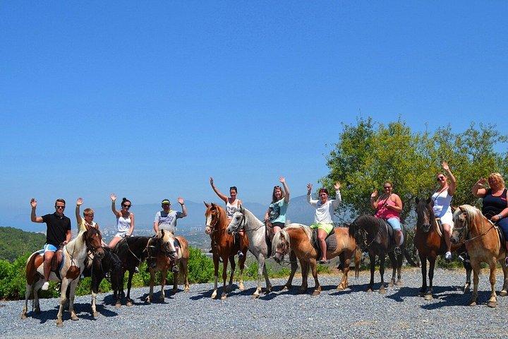 ホテル送迎付きケメル風光明媚な森の乗馬体験
