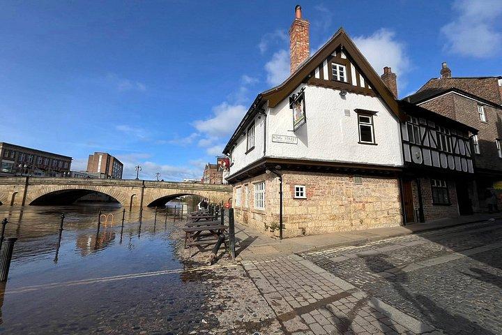 York Private Historical Pub Tour with Free Drinks