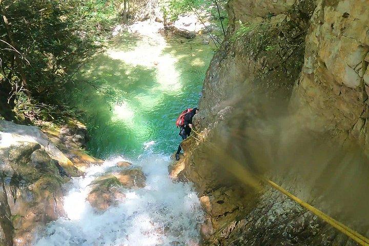 ギリシャのオリンポス山でキャニオニングするオルリアス渓谷を探索
