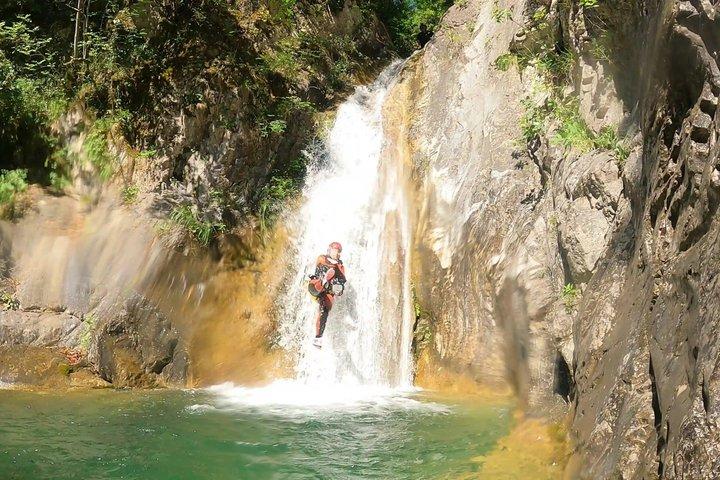 ギリシャのオリンポス山でキャニオニングするオルリアス渓谷を探索
