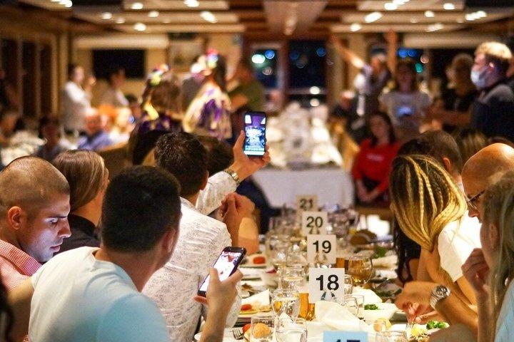 Istanbul : Bosporus dinercruise met onbeperkt drankjes & show
