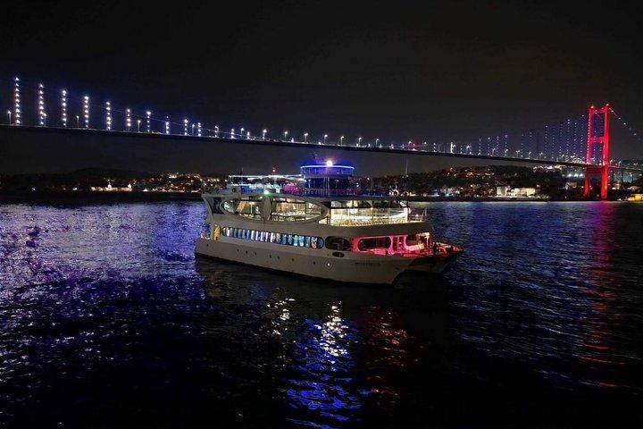 Istanbul:Bosphorus Dinner Cruise with Unlimited Drinks & Show