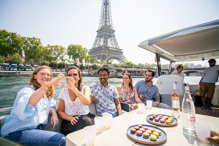 2 - 12 pax Excursion privée en bateau fluvial à Paris avec Rosé et Macarons