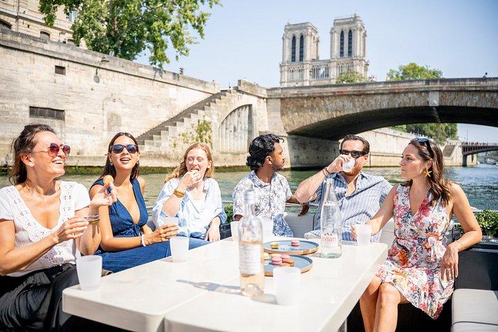 2 - 12 pax Excursion privée en bateau fluvial à Paris avec Rosé et Macarons