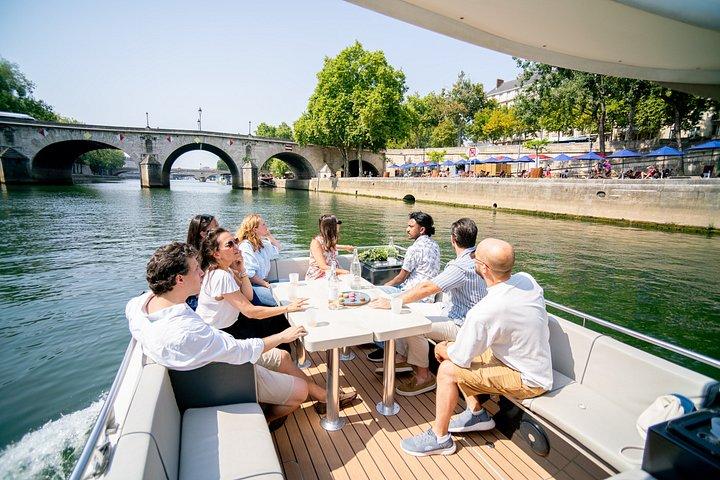 2 - 12 pax Excursion privée en bateau fluvial à Paris avec Rosé et Macarons