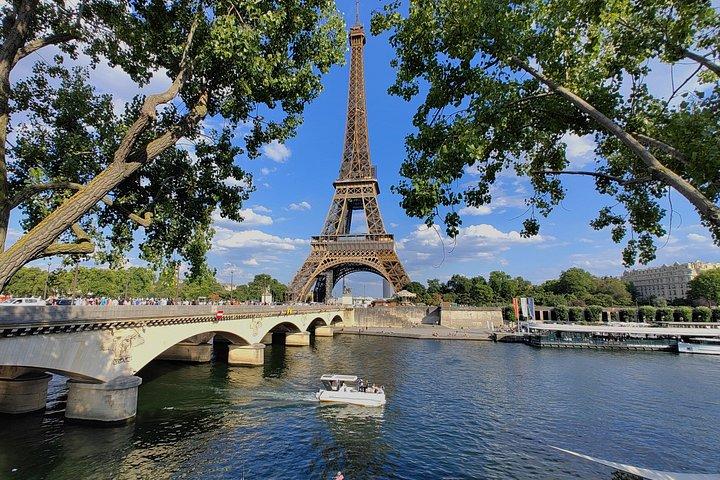 2 - 12 pax Excursion privée en bateau fluvial à Paris avec Rosé et Macarons