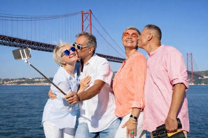 Panoramic Boat Tour with Drinks and Music