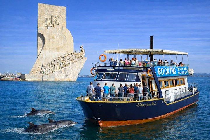 Panoramic Boat Tour with Drinks and Music