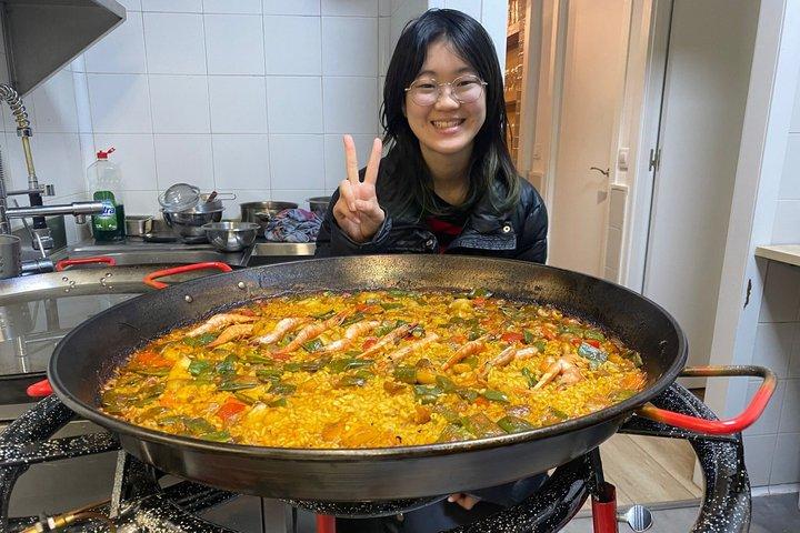 マドリード：市内中心部でパエリア・サングリアとシュロ作り教室