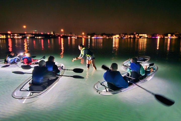 Tour notturno di avventura in kayak chiaro illuminato a LED da 90 minuti