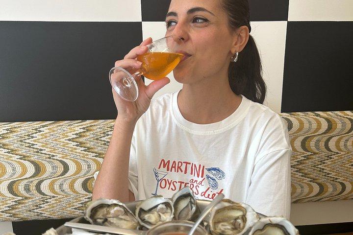 シャンパンとワインを味わうパリの牡蠣テイスティングツアー