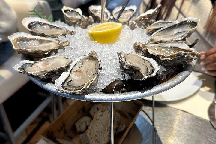 シャンパンとワインを味わうパリの牡蠣テイスティングツアー