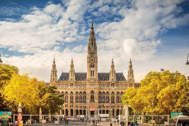 Fra Budapest Bratislava og Wien Full Day Guided Tour