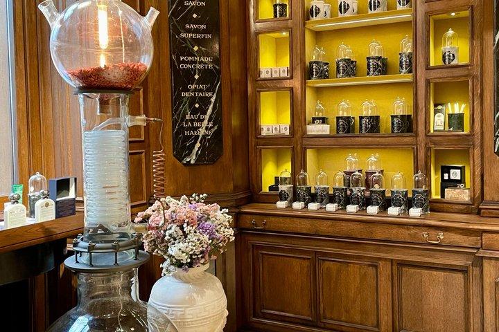 Private Paris Fashion and Shopping Experience Option with Car