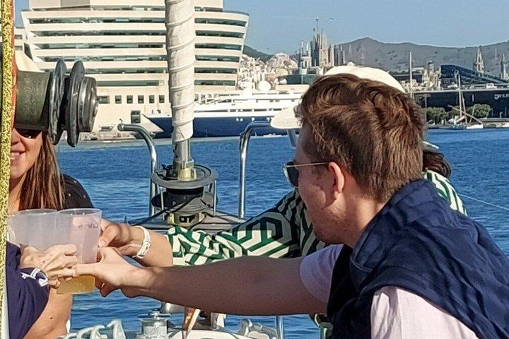 Authentische Barcelona Segeltour mit Schwimmen & Trinken