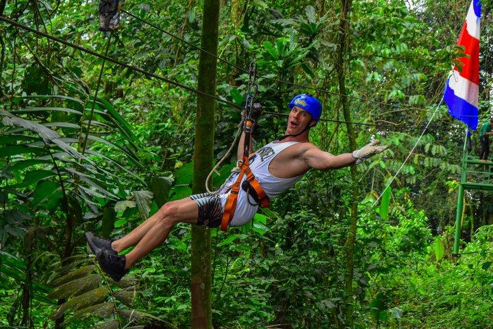 Attività della zipline della foresta vulcanica